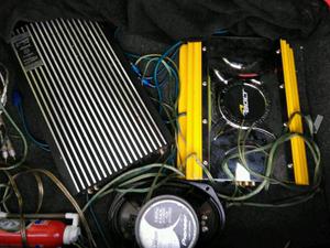 amplificador y tapa con los cables