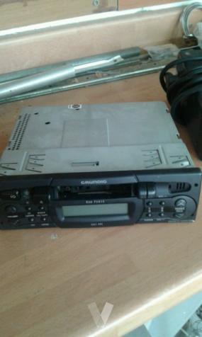Antiguo radio cassette para coche.