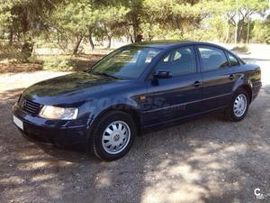 VOLKSWAGEN Passat 1.9 TDI COMFORTLINE 4p.