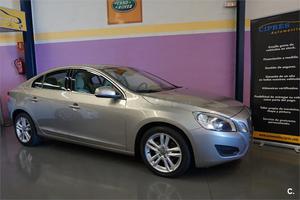 VOLVO S D4 Momentum Auto 4p.