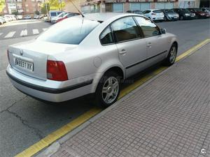 VOLKSWAGEN Passat 1.9 TDI AUTO HIGHLINE 4p.