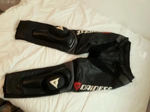 mono motorista piel marca Dainese