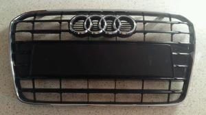 Parrilla Audi A5 negro brillo con moldura cromada.
