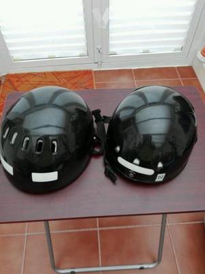 Dos cascos de motocicleta