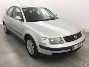 VOLKSWAGEN Passat 1.6 LIMOUSINE 4p.