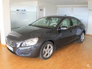 VOLVO S D3 Momentum Auto 4p.