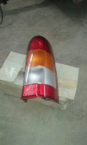 Faro trasero nissan vanette