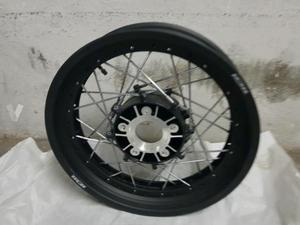 Llanta trasera 17" Triumph tiger explorer.