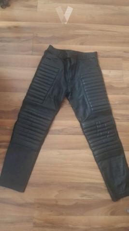 Pantalon de motorista de cuero para chica.