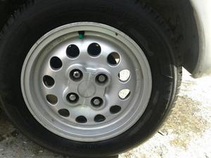 5 llantas de aluminio con neumáticos
