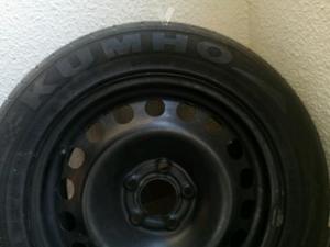 neumático de coche completo