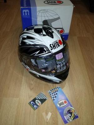 Casco integral de moto.