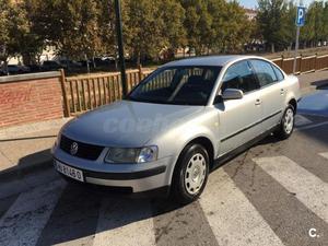 VOLKSWAGEN Passat 1.9 TDI COMFORTLINE 4p.