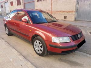 VOLKSWAGEN Passat 1.8 T COMFORTLINE 4p.