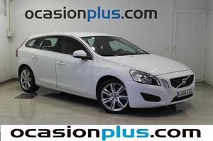 VOLVO V D5 Momentum AWD Auto 5p.