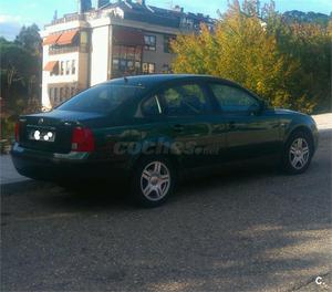 VOLKSWAGEN Passat 1.9 TDI AUTO COMFORTLINE 4p.