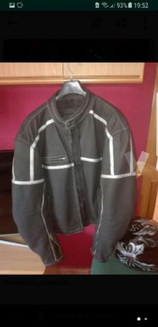 chaqueta de cuero con protecciones para moto