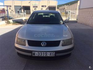 VOLKSWAGEN Passat 1.9 TDI Trendline 4p.