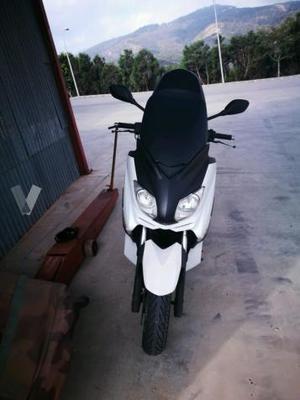 YAMAHA X MAX 250 (modelo actual) -11