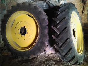 Dos ruedas de tractor (Michelin)