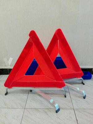 Triángulos emergencia coche.