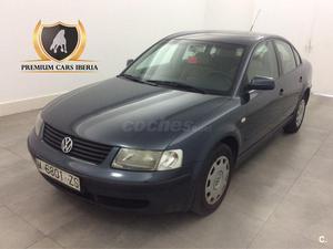 VOLKSWAGEN Passat 1.9 TDI COMFORTLINE 4p.