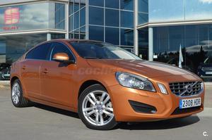 VOLVO S D5 Momentum Auto 4p.