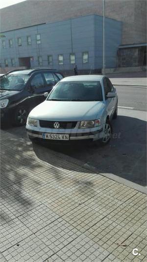 VOLKSWAGEN Passat 1.9 TDI COMFORTLINE 4p.