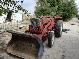 Tractor agricola con pala y aperos cultivador y ap