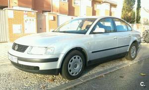 VOLKSWAGEN Passat 1.8 HIGHLINE 4p.