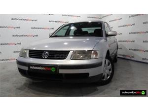 VOLKSWAGEN Passat 1.8 4p.