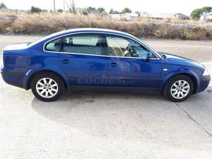 VOLKSWAGEN Passat 1.9 TDi 130CV Trendline 4p.