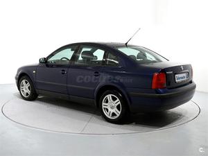 VOLKSWAGEN Passat 1.9 TDI COMFORTLINE 4p.